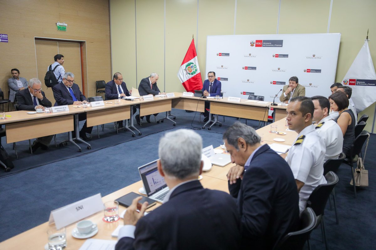 MINPRODUCCION's tweet photo. El ministro de la Producción, Sergio González, participó en la Mesa Ejecutiva para la Implementación de la Reforma de la Industria Nacional a través del Fortalecimiento de la Industria Naval en el Perú, donde anunció nuevos concursos de @ProInnovate_ para impulsar el desarrollo de las mype del sector.