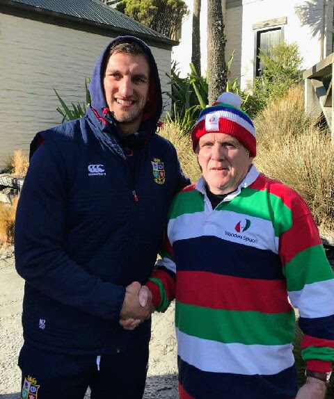 Wooden Spoon Wales (@spoonwales) on Twitter photo Some passing rugby geezer congratulating our Chair <a href="/Hathi1956/">Huw Thomas</a> on his Spoon/Lions cap. He looks a bit like <a href="/samwarburton_/">Sam Warburton</a>, but shorter. No idea who the big chap is on the left!!! #WoodenSpoonDay Some passing rugby geezer congratulating our Chair <a href="/Hathi1956/">Huw Thomas</a> on his Spoon/Lions cap. He looks a bit like <a href="/samwarburton_/">Sam Warburton</a>, but shorter. No idea who the big chap is on the left!!! #WoodenSpoonDay