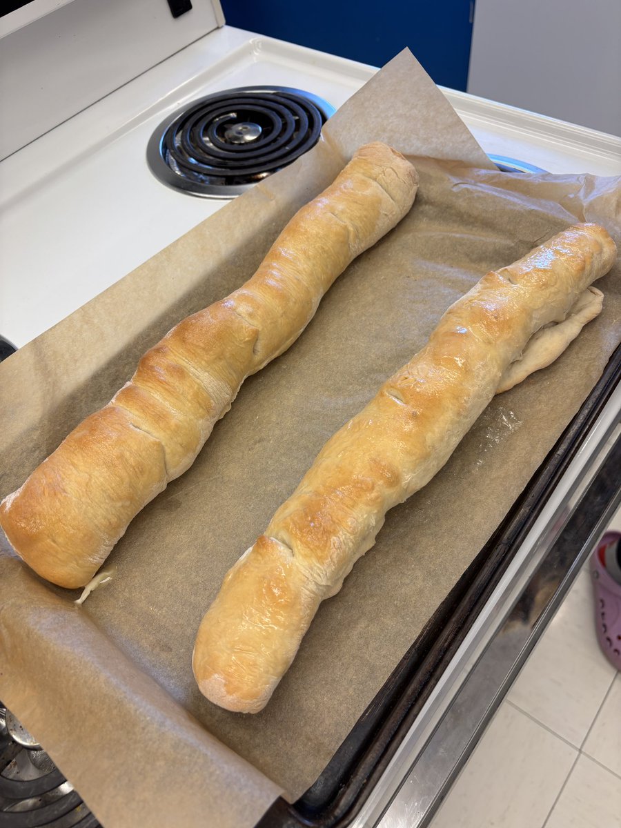 mmehunt23's tweet photo. We had fun learning how to make French baguettes today! 🥖 @SWATigers https://t.co/BpDGrzmeVD