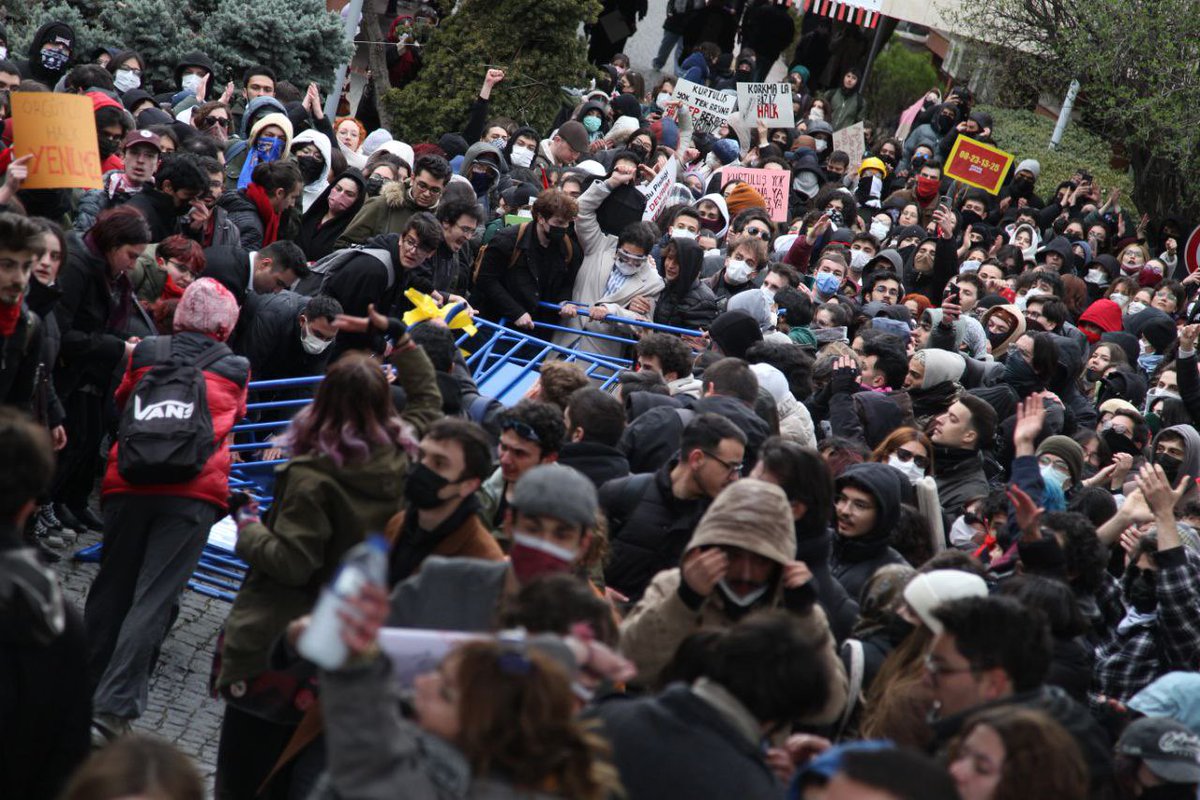 “Barikat mı? Biz o tarz dinlemiyoruz.”

Ankara Üniversitesi | 20 Mart 2025