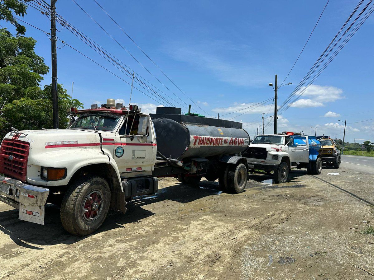 El #Alcalde Lcdo. <a href="/MarvinSalas_/">Marvin Salas Cercado</a>  en coordinación con nuestra #Prefecta Ab. Marcela Aguiñaga V, dispuso la provisión de agua potable a los tanqueros de la <a href="/PrefGuayas/">Prefectura del Guayas</a> y del <a href="/MLomense/">GADM. LOMAS DE SARGENTILLO</a>, con los cuales se está abasteciendo del líquido vital a los habitantes de Lomas de Sargentillo.