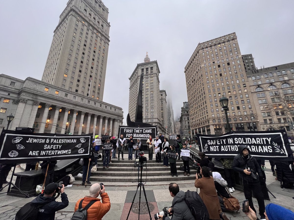 IfNotNowOrg's tweet photo. HAPPENING NOW: 1000+ U.S. Jews are outside ICE headquarters in NYC demanding the release of Mahmoud Khalil and protest the Trump-Musk deportation agenda. 

We are Jews for freedom and democracy saying #FreeMahmoud https://t.co/PgZnFQVV1q