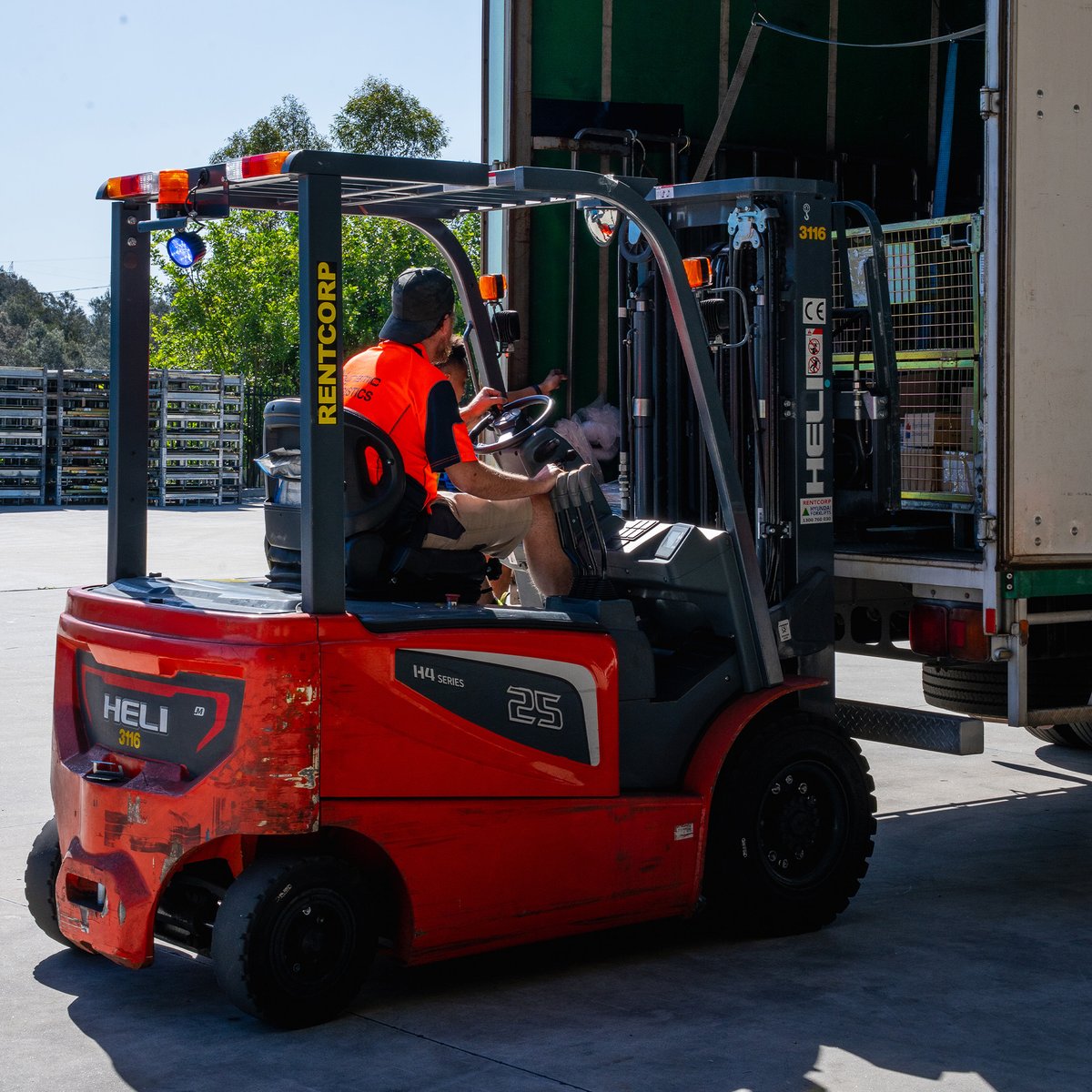 bdynamiclog's tweet image. Loading up and ready to roll! Our team ensures every truck is packed with efficiency and precision. 📦💨

#Bdynamiclogistics  #SupplyChain #EfficientPacking #TruckLoading  #LogisticsTeam