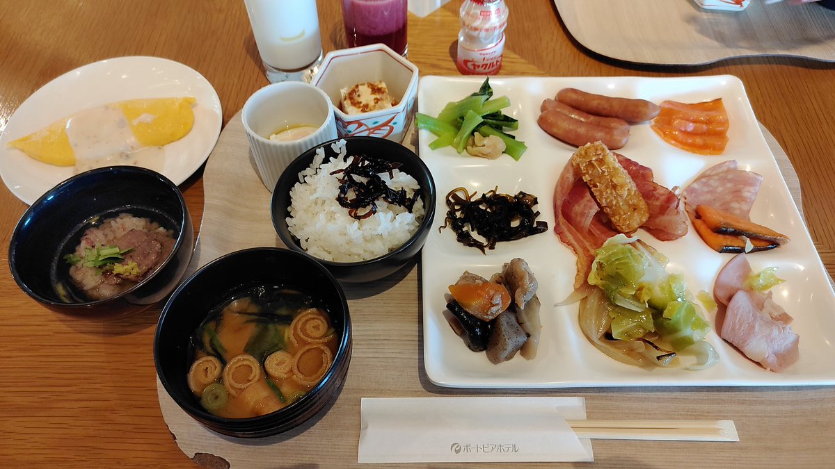 hirari_man2's tweet photo. 朝ごはん。。
ローストビーフのお椀美味しすぎる。。丼で食べたいww

しかし、どれも美味しくヽ(ﾟ∀ﾟ)ﾉｳﾏｰ♡
毎日この朝ごはんが(･∀･)ｲｲ!!
100%食べたあと眠たくなるけど😪

ご馳走様でしたよ～
#神戸ポートアイランド
 #30F https://t.co/2f22XtukJe