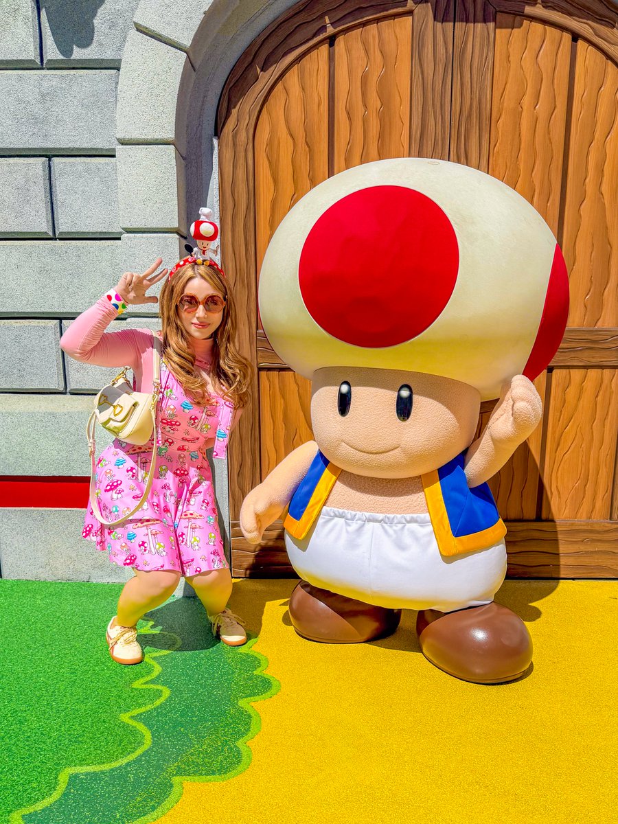 GUYS I FINALLY MET MY IDOL!!!!!!!!!!! 🍄
(WE WERE SOMEHOW THE SAME HEIGHT) https://t.co/62yq5rQKit
