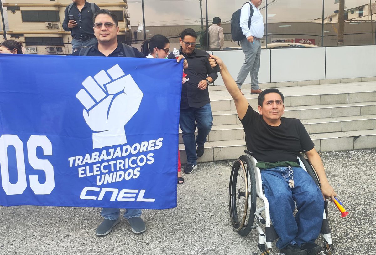 christinasanlu's tweet photo. Seguimos en la lucha! Por nuestros derechos y los de nuestras familias!!! #JusticiaCnel #yonogano13000 #unidosmasquenunca #HonradosnoDorados https://t.co/dAFYdLwiqc