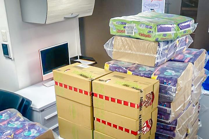 segura_ep's tweet photo. 🧵

1. #SeguraEP, a través de sus Gerencias, ha gestionado la recepción de más de 500 galones de agua, pacas de pañales, toallas sanitarias y cartones de cereales para apoyar a las familias afectadas por el derrame de petróleo en Esmeraldas. ⤵️ https://t.co/4ePov2Dp7m