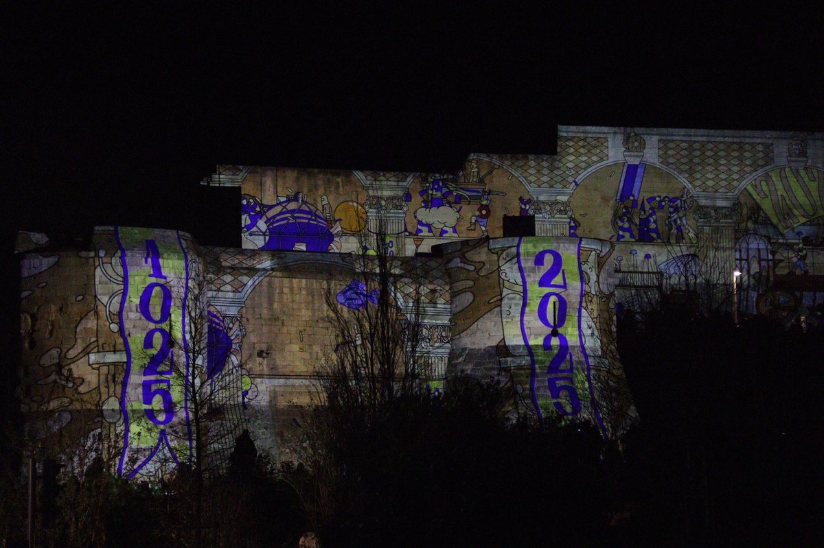 Joyeux Millénaire ! <a href="/CaenOfficiel/">Ville de Caen</a> lance les festivités de ses 1000 ans tout feu tout flamme au-dessus et dans son château. Parades, expositions et temps forts suivront toute l’année. #MillenairedeCaen