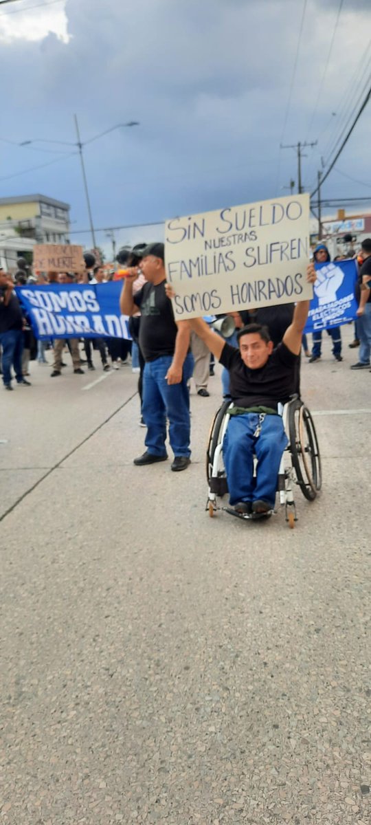 1.900 trabajadores de cnel recibiendo un sueldo en cero cada fin de mes, obligandonos a trabajar gratis, más d 50.000 personas familiares se mueren de hambre, los niños sin poder estudiar hasta cuando nos ayuda <a href="/DanielNoboaOk/">Daniel Noboa Azin</a> 
#trabajosinsueldo 
#honrradosnodorados
#yonogano13000