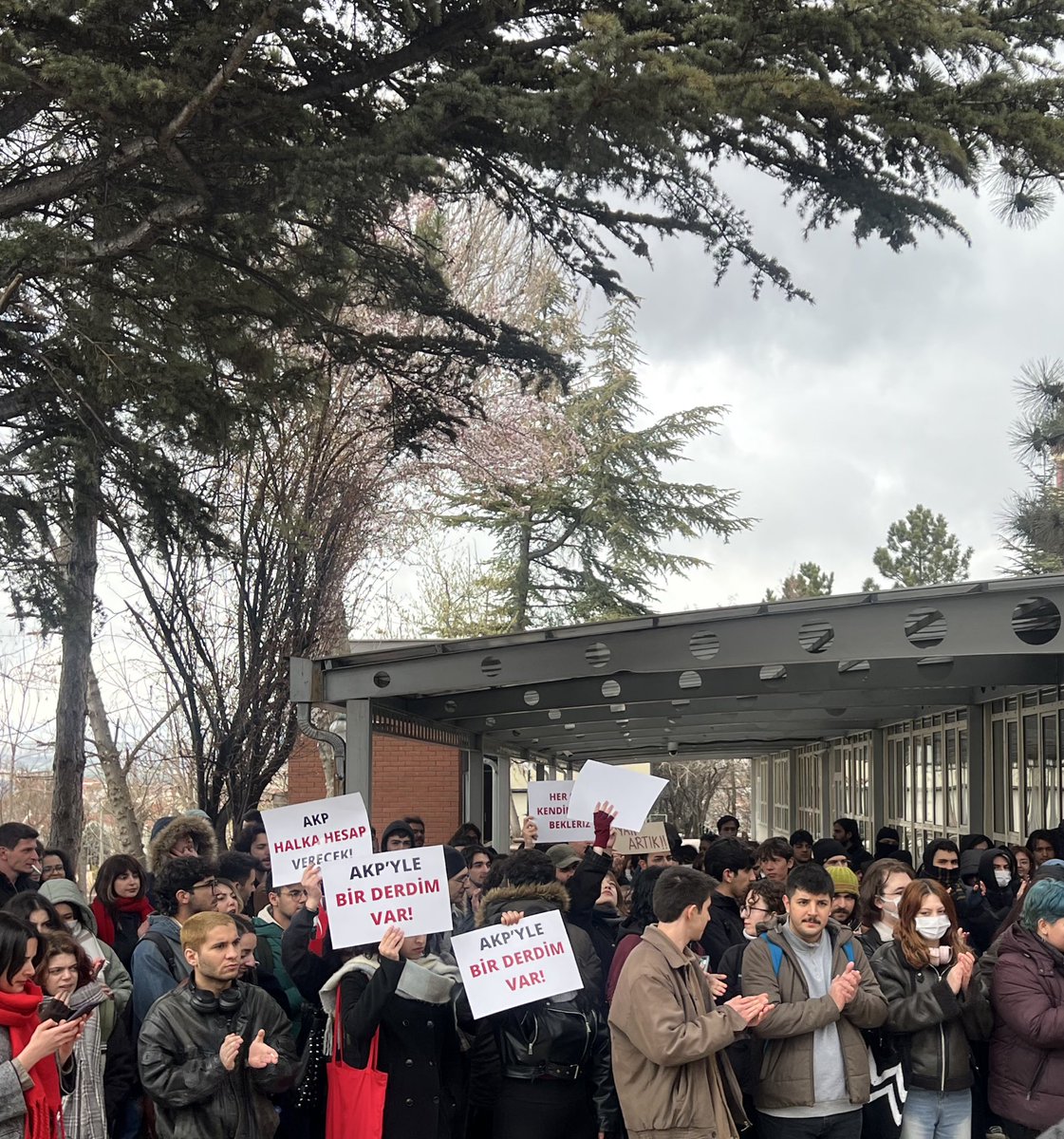 Eskişehir’de günün özeti;
Anadolu Üniversitesi Merkez Yemekhanesi önünde başlayan ve doğal bir örgütlenmeye sahip olan öğrenci arkadaşlarımı kutlarım.

Bugün, tüm siyasi partilerin yetersiz kaldığı sivil örgütlenmeye örnek oldular.

Parti örgütlerinde bulunan ‘’şovmen’’ diye
