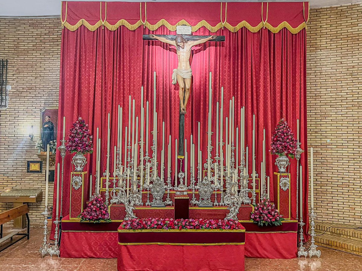 plazadlasmonjas's tweet photo. No podía dejar atrás los montajes para los cultos del Cristo de la Fe. No puede haber mejor provecho con las dimensiones y altura de la parroquia. Todo en conjunto crea una gran armonía digno de alabar. Destacar el altar para el besapiés, de lo mejor visto este año. Enhorabuena. https://t.co/h7GIMNUWwe