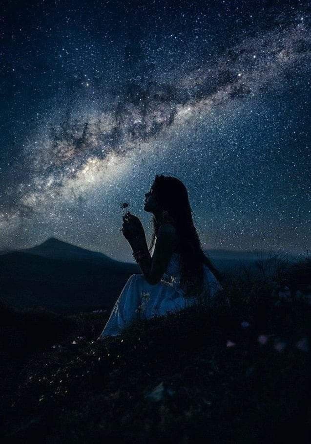 Cada tanto me enviaba un recuerdo, unas veces la luna llena y otras, una rosa hermosa suspendida en el moribundo atardecer.
Yo fuí esa flor en su noche oscura y nunca pude olvidarme de él...