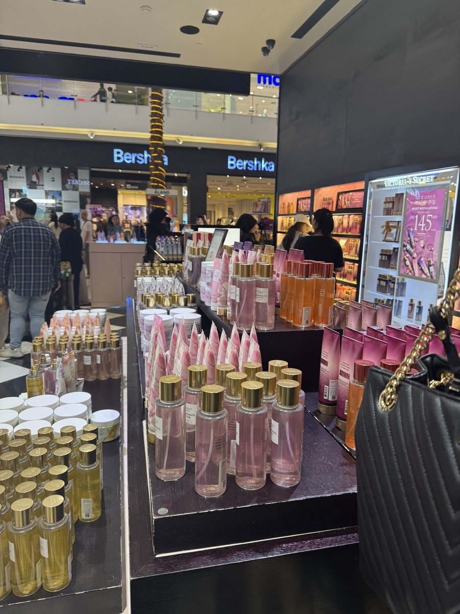 lotsorin's tweet photo. Ada yg mau jastip vs gaa?
Body mist 185k
Body lotion 175k

Bundling 350k

Pengiriman dr jakarta https://t.co/PVOK2bFFiW