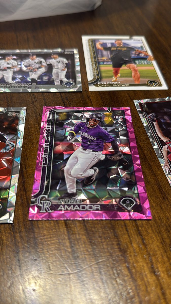 robflores07's tweet photo. Has anyone else pulled this card? I can’t find it anywhere online #Topps #MLBTopps #ToppsSeries1 #Diamente https://t.co/4SH8YVWE7R