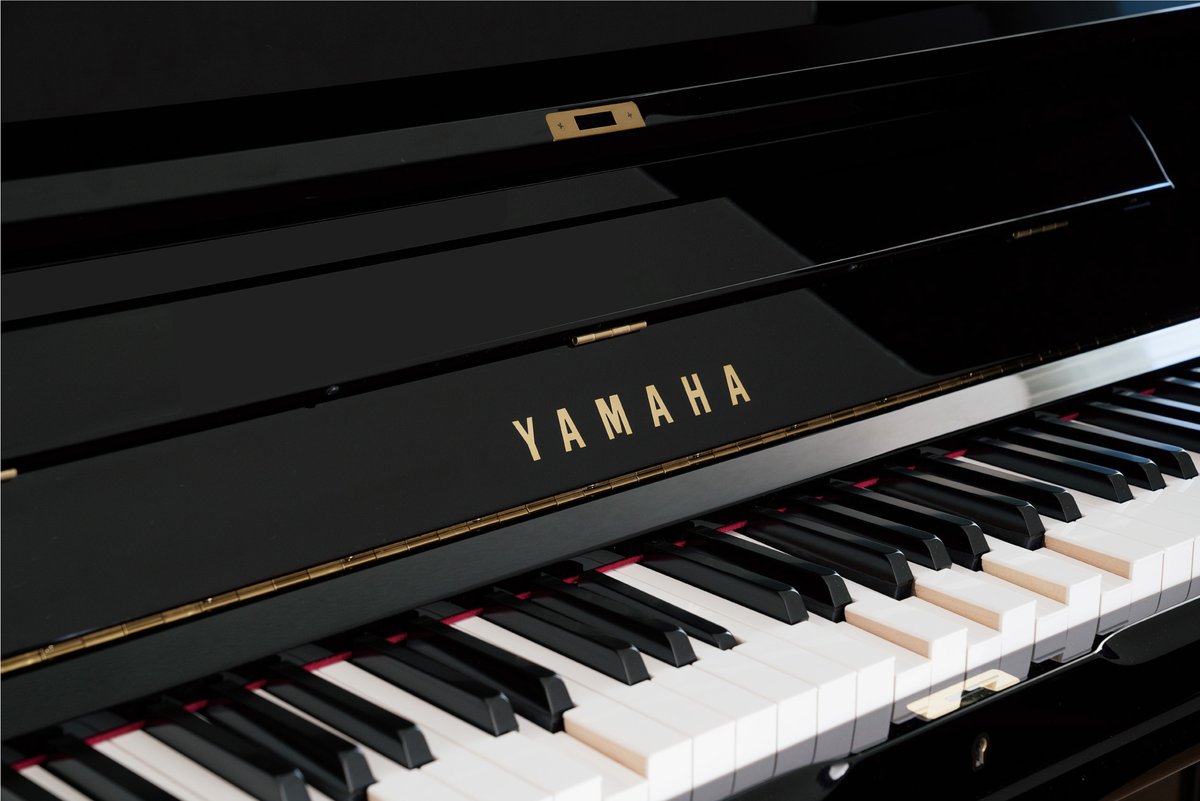 【3月21日は #バッハ の誕生日🎹】
1685年の今日、ドイツのアイゼナハで生まれたJ.S.バッハ。 
日本では「音楽の父」と呼ばれ、ピアノを学ぶ人にとって避けては通れない作曲家の一人といえますね。
皆さん、思い出深いバッハの曲はありますか？😌 
 #今日は何の日