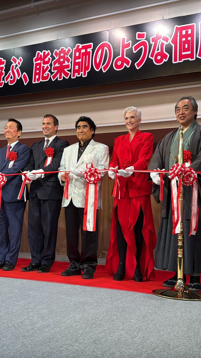 mayemusk's tweet image. Thank you Tokyo Art Foundation for inviting me to your opening:
Cutting the ribbon.
@theannasherman and I behind the scenes 🤫
Dr Handa showing my book in Japanese.
Dr Handa’s magnificent calligraphy book. His signature with original art 😍
The wonderful team!🥰
On the train.…