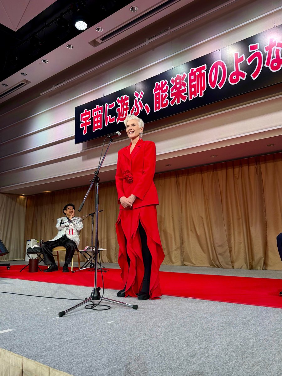 mayemusk's tweet image. Thank you Tokyo Art Foundation for inviting me to your opening:
Cutting the ribbon.
@theannasherman and I behind the scenes 🤫
Dr Handa showing my book in Japanese.
Dr Handa’s magnificent calligraphy book. His signature with original art 😍
The wonderful team!🥰
On the train.…