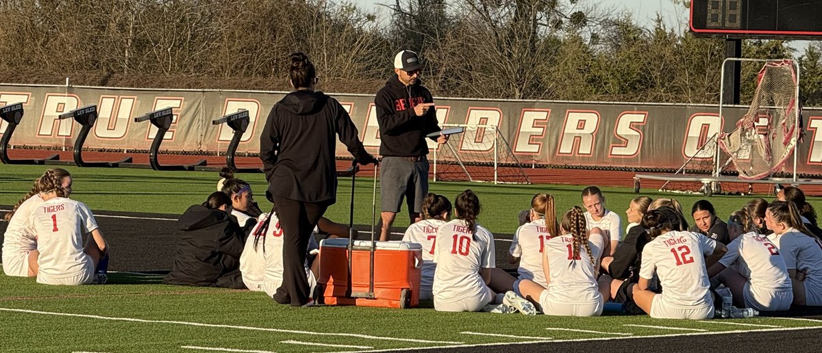 HeresTony2's tweet image. @BHSLTS leads Kaufman 1-0 at the half. @socarberos helps provide halftime adjustments. #5A2Playoffs #GoldBallSzn #GoRedGo @BeltonISDAth @thebeltontigers