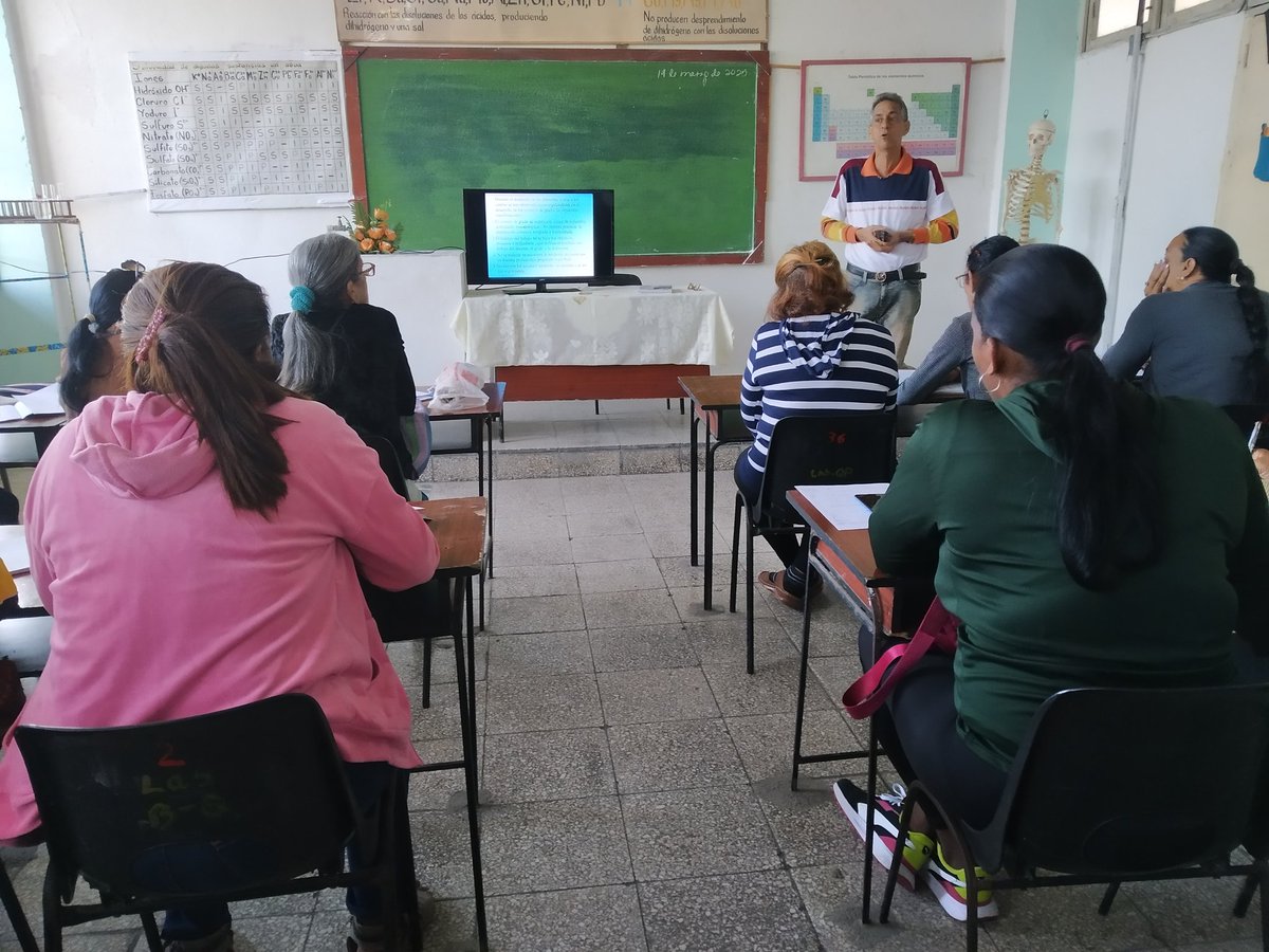 YTSCUBA79's tweet photo. El nivel educativo Secundaria Básica en #PalmaSoriano dentro de las actividades desarrolladas en el mes, realiza la preparación a los subdirectores y coordinadores de grado, perfeccionar el trabajo del #Mined es nuestro objetivo. https://t.co/AYTPMm61gS