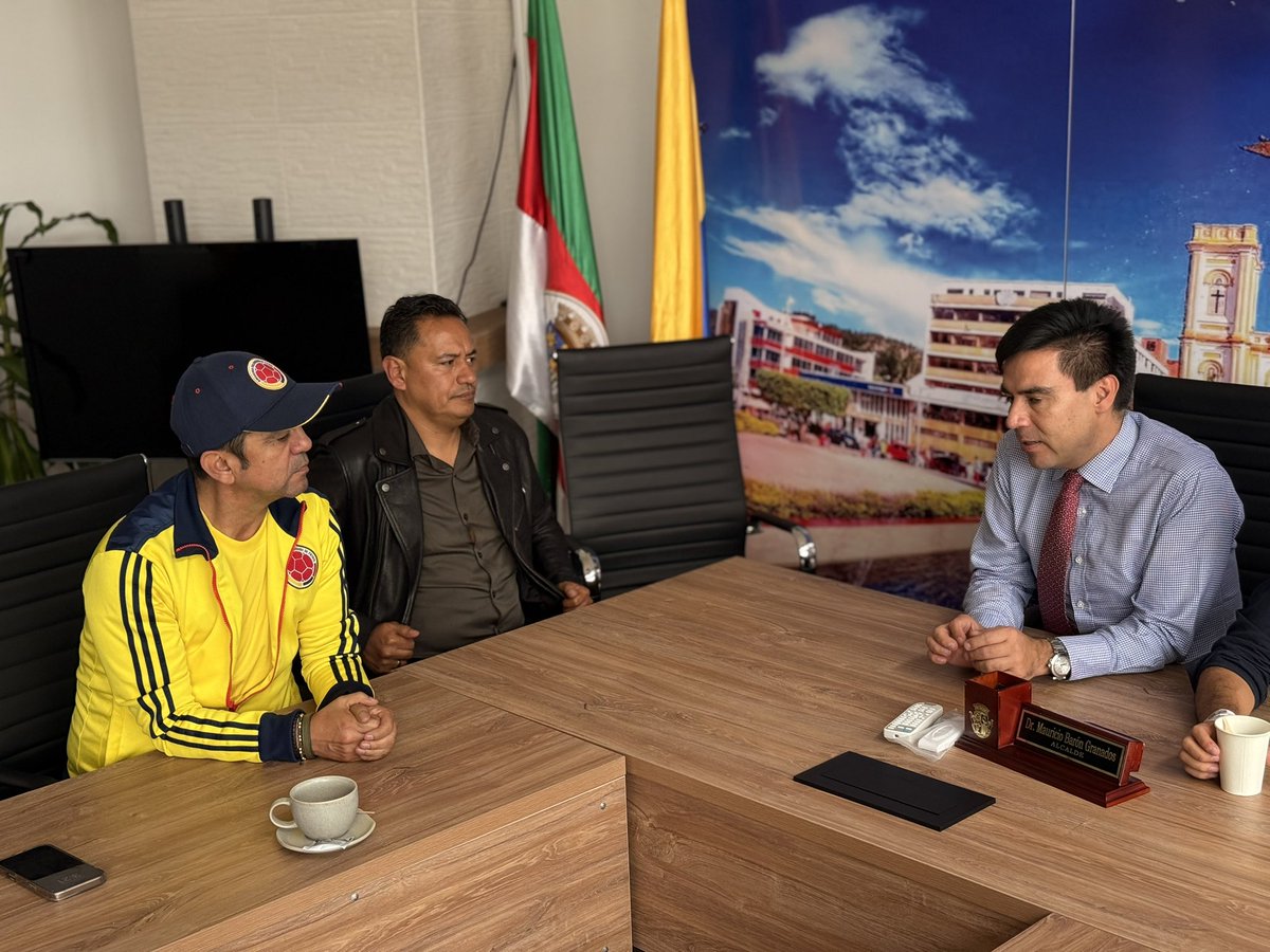 John_Carrero's tweet photo. Cerramos el día en diálogo con el alcalde de @AlcSogamoso @mauriciobarong y los diputados @RomanOrtegaH y @FelipePuentesV , revisando proyectos clave para mejorar la movilidad de la ciudad.

Seguimos avanzando en los compromisos de nuestro gobernador @CarlosAmayaR . ¡Trabajamos por un #BoyacáGrande en movimiento!

#KilometrosDeProgreso
#Movilidad #Sogamoso #Boyacá