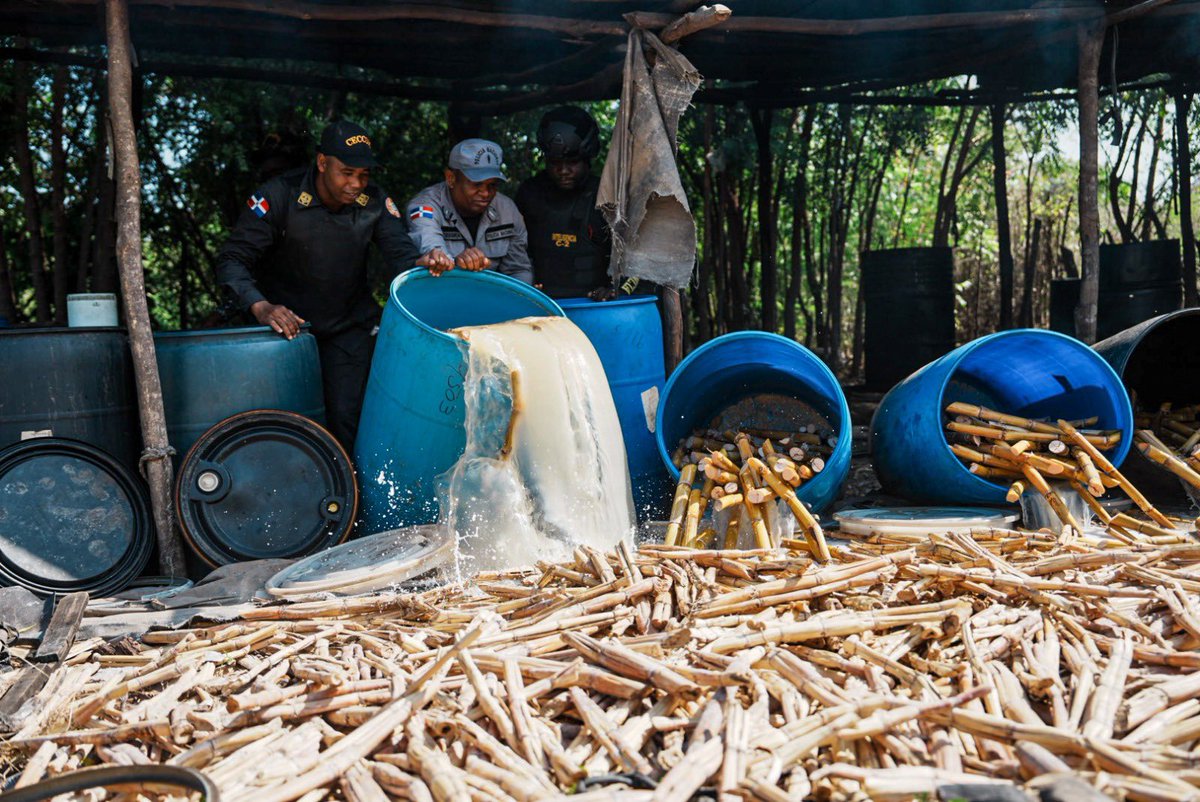 Nelsonr994's tweet photo. El Ministerio de Industria, Comercio y Mipymes (@MIC_RD) y el #CECCOM desmantelan red de fabricación ilegal de alcohol en Barahona.
El comercio ilícito que se cuide 🤪#CeroToleranciaComercioIlícito 🇩🇴 https://t.co/SiX2QmWkwP