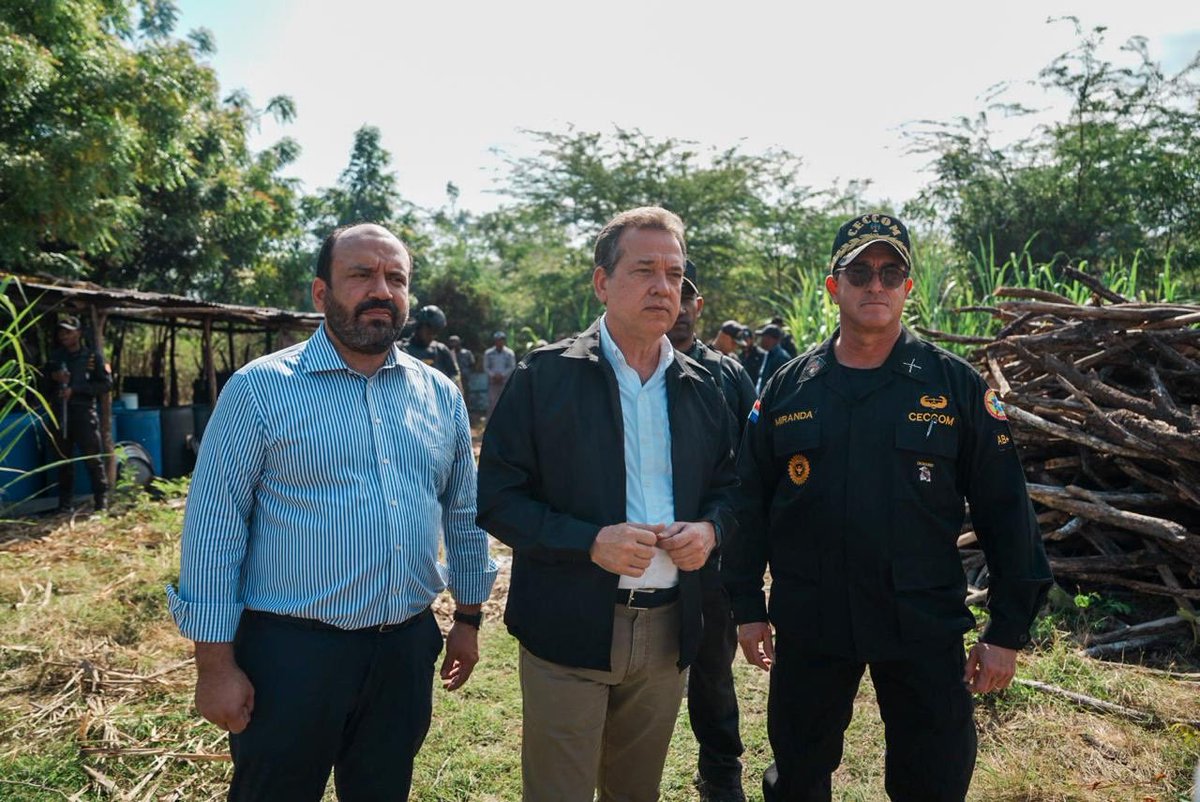 Nelsonr994's tweet photo. El Ministerio de Industria, Comercio y Mipymes (@MIC_RD) y el #CECCOM desmantelan red de fabricación ilegal de alcohol en Barahona.
El comercio ilícito que se cuide 🤪#CeroToleranciaComercioIlícito 🇩🇴 https://t.co/SiX2QmWkwP