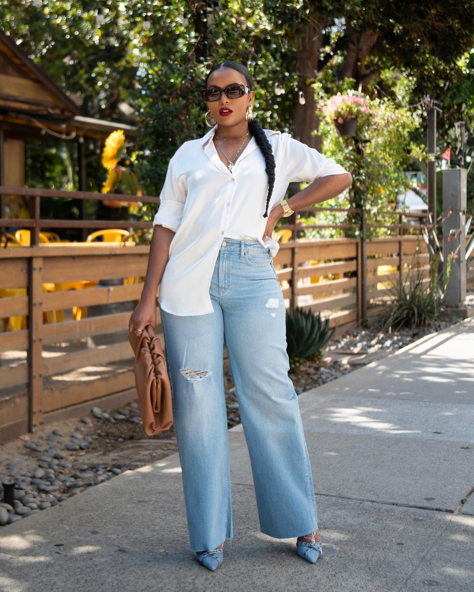 Light wash denim, a white top, and red lips is a formula that always works. ❤️