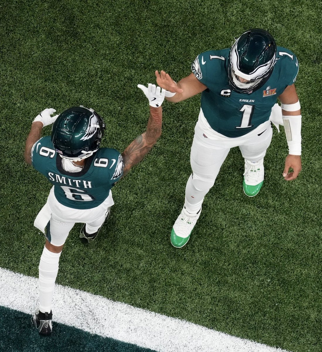 MLFootball's tweet image. WHOLESOME: #Eagles star WR Devonta Smith on his relationship with his quarterback Jalen Hurts.

“If I ain’t got nothing in this city, I know I got him”

Smitty and Hurts have a special relationship 🥹