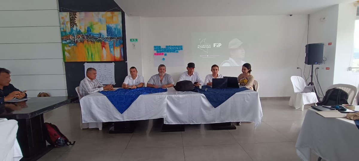 El Caquetá, con su rica biodiversidad y cultura, ha sido históricamente una de las regiones más afectadas por el conflicto armado en Colombia. Durante décadas, sus comunidades sufrieron desplazamientos, violencia y abandono estatal.
Hoy y mañana estamos <a href="/AlTerritorio/">Del Capitolio Al Territorio</a> en