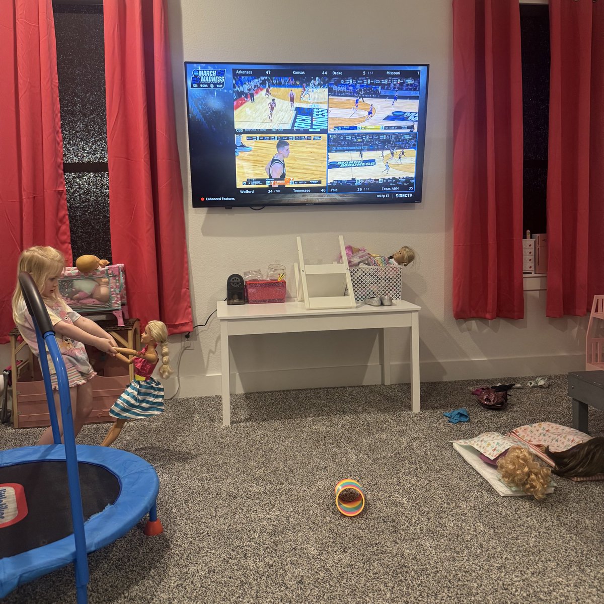 Being a dad during March Madness 😂 🙏💚🏀 <a href="/MarchMadnessMBB/">NCAA March Madness</a>