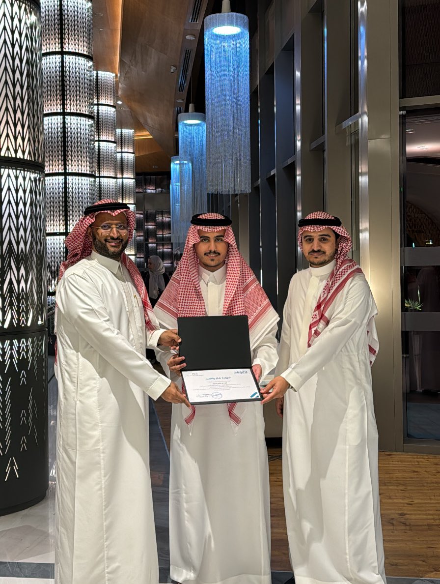ffrrw22's tweet photo. الحمدالله تم تكريمي اليوم من قِبل 

أ.همام جرّيد 
المتحدث الرسمي لبرنامج خدمة ضيوف الرحمن بوزارة الحج والعمرة 

أ.محمد العولقي 
المدير التنفيذي لشركة رفد الأعمال https://t.co/wDV5iz8T8Z
