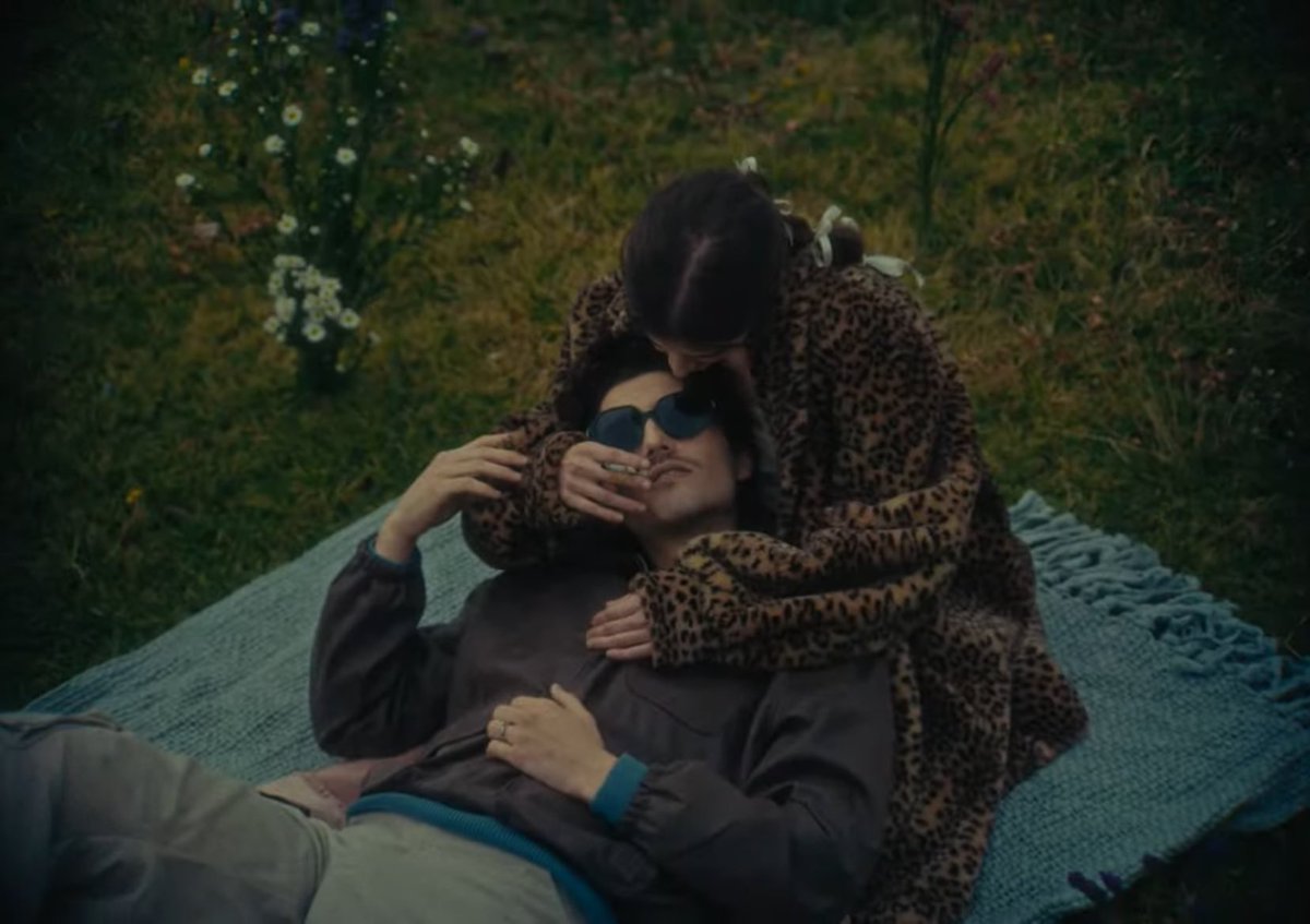 stylesencia's tweet image. "te invité a mi jardín y lo dejaste en llamas" - HUMBE 
1960 OUT NOW