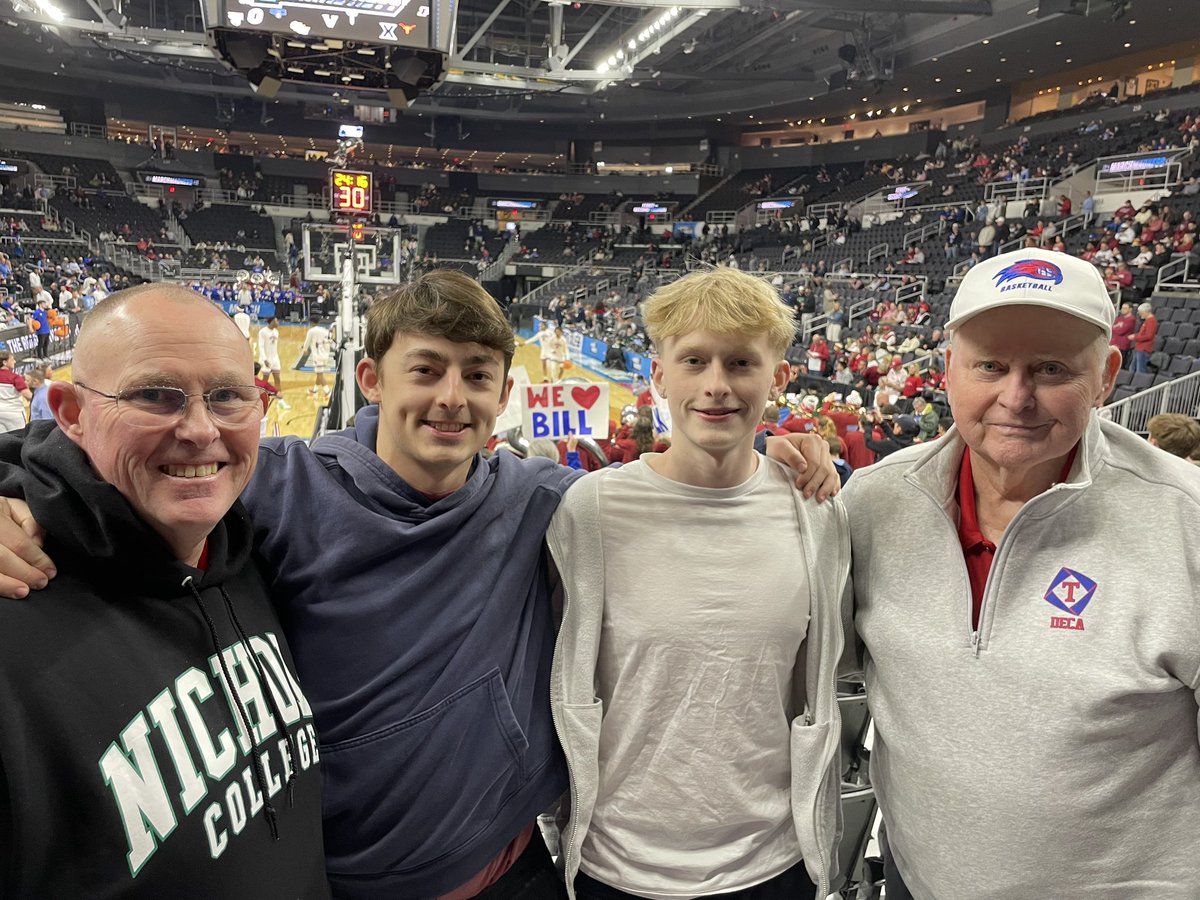 Coach10_'s tweet image. Game  3 as expected! Just what the doctor ordered! It’s been exciting! Another half to play here before The Jonnie’s and Omaha onset Saturday’s dance card! Great day with these guys! #MarchMadnessMBB