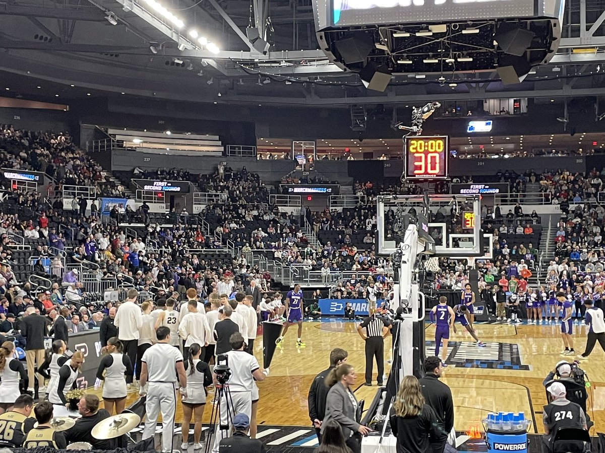 Coach10_'s tweet image. Game  3 as expected! Just what the doctor ordered! It’s been exciting! Another half to play here before The Jonnie’s and Omaha onset Saturday’s dance card! Great day with these guys! #MarchMadnessMBB