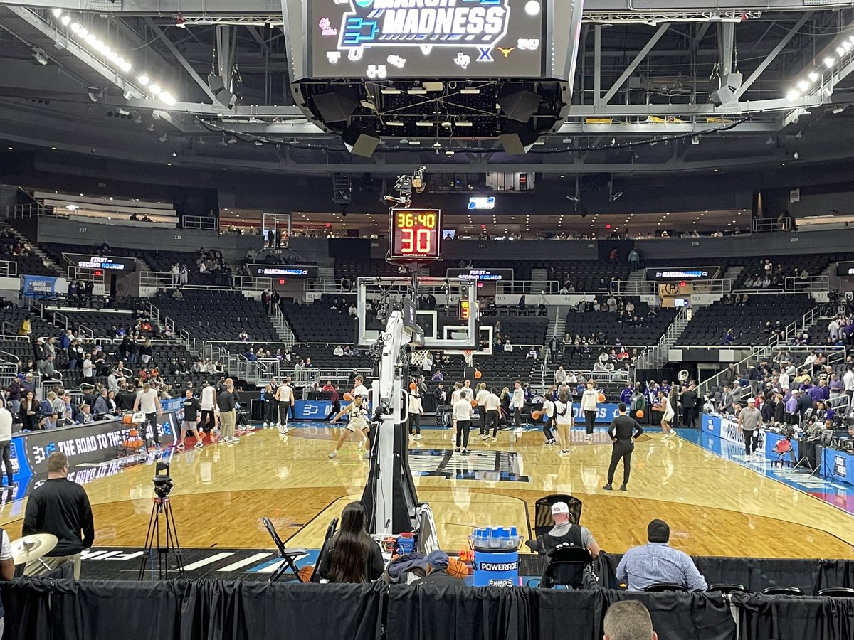 Coach10_'s tweet image. Game  3 as expected! Just what the doctor ordered! It’s been exciting! Another half to play here before The Jonnie’s and Omaha onset Saturday’s dance card! Great day with these guys! #MarchMadnessMBB