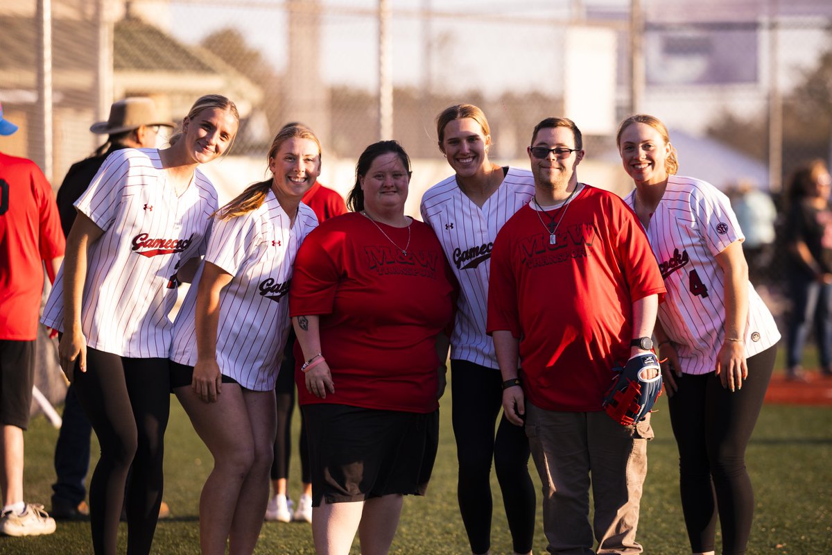 GamecockSoftbll's tweet photo. Before the weekend gets going, we’re thankful to spend time with our friends tonight at the Pineview PAL League! https://t.co/TS2HpSu4ek