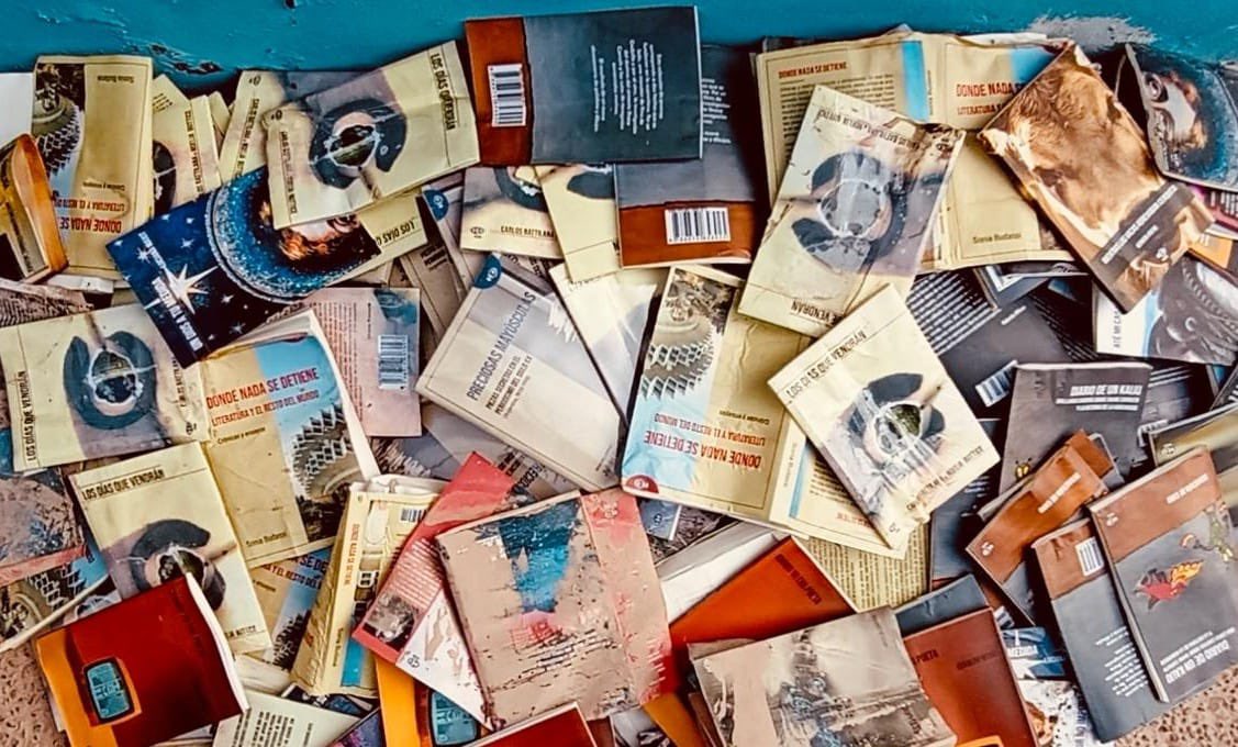 “El deposito está en uno de los barrios más afectados de Bahía Blanca y muchos libros quedaron abajo del agua. Varios autores de la editorial quisieron organizar algo y la idea es que compren a través de la página de <a href="/Hdediciones/">HD ediciones</a>”. 

🎙️ Diego Rosake (<a href="/Bati_duende/">Diego Rosake</a>) en