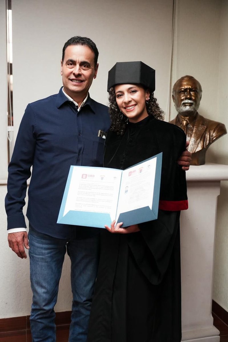 China, que orgullo verla crecer y prepararse. Su titulación y mención honorífica son el resultado de su esfuerzo, trabajo y dedicación. Qué bueno que sigue nutriendo su vida con conocimientos, porque no hay mejor camino. ¡Felicidades por este logro, MAESTRA!