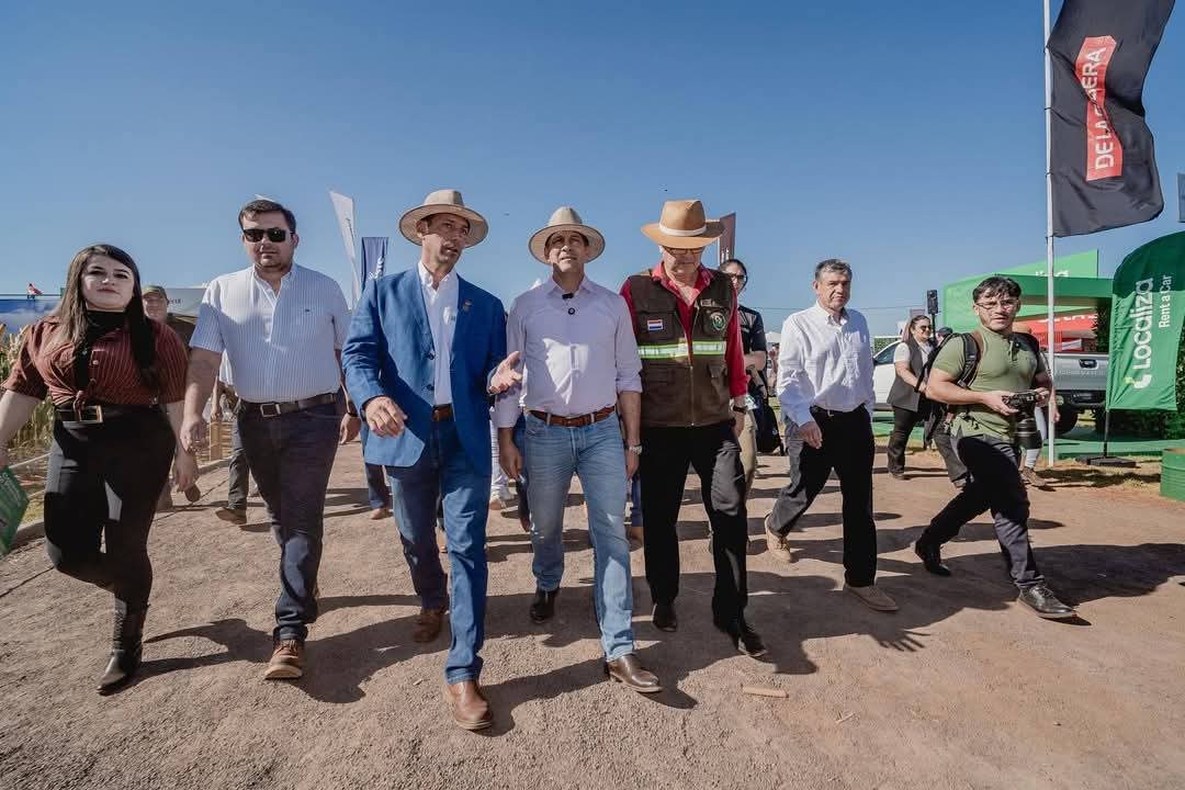 MgEscuela's tweet photo. INNOVAR 2025 🇵🇾👏
Dr. Vet @CarlosGimnezGo1 Ministro de Agricultura y Ganaderia, participó de la Inauguración Oficial de @innovarferia, en la cual también participan varias Escuelas Agricolas en el Stand del Sistema @magparaguay .. Acompañado del Dr Vet Domingo Martinez DEA https://t.co/8UL9atTkD2