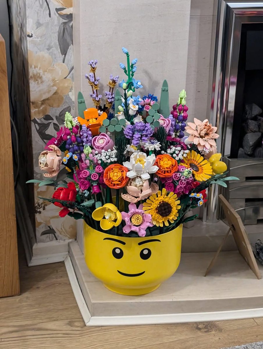 Ahora necesito una maceta de LEGO con flores de LEGO 🥹