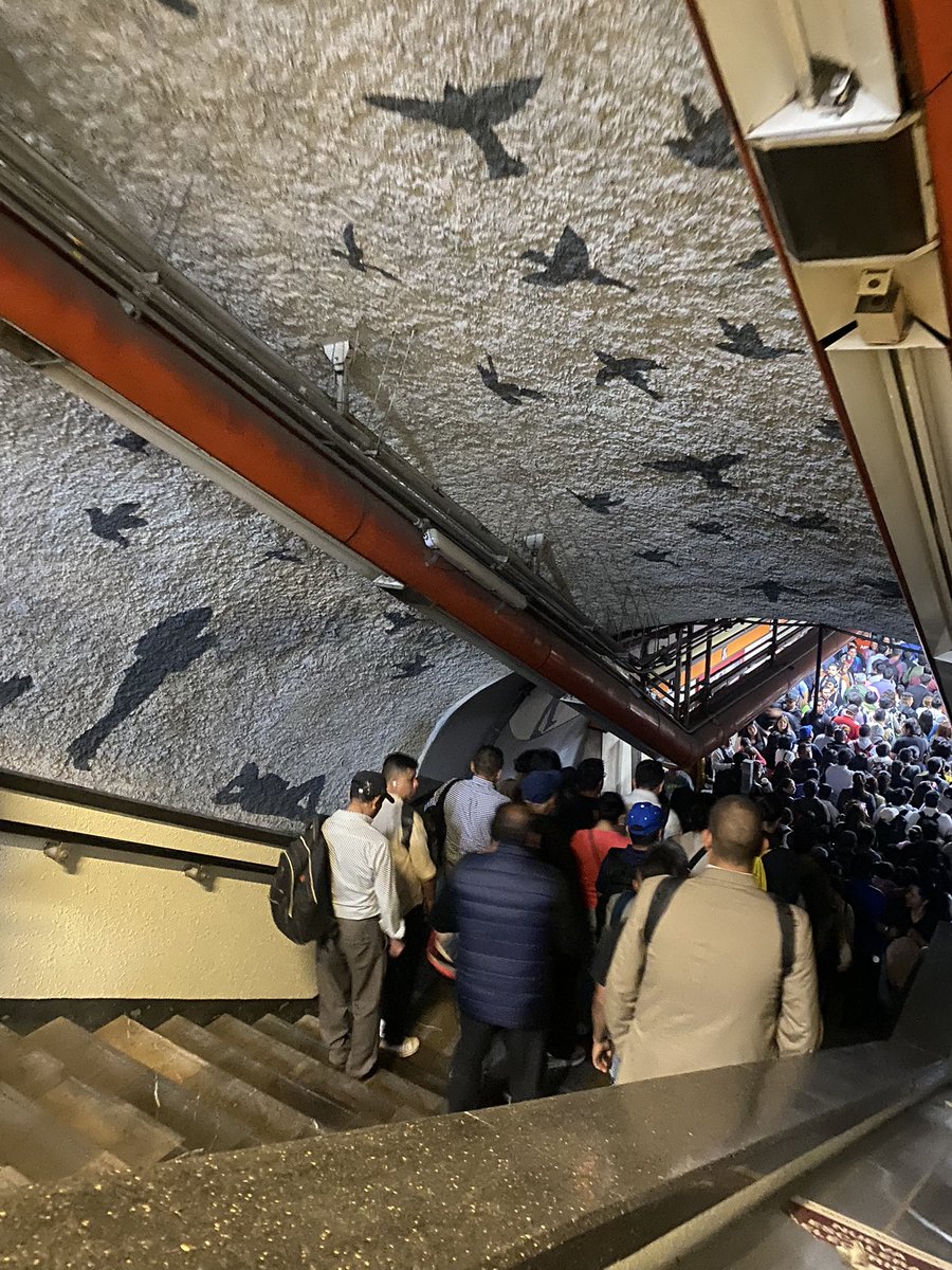 monizett's tweet photo. @MetroCDMX no hay luz y hay atasco de gente en estación Mixcoac. Urge mantenimiento del metro @Claudiashein @ClaraBrugadaM ¿que se hará al respecto? https://t.co/lc1aoTb6nz