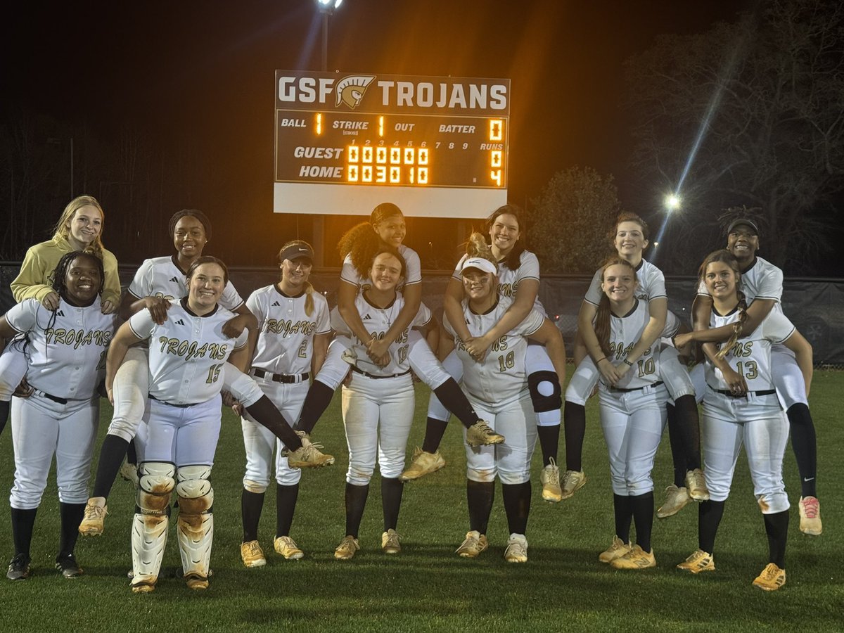 BlairElliott19's tweet photo. Big region win tonight for my team against Lake View!  I couldn’t be prouder of this team and I’m so excited for the rest of this season! Also picked up another 💣 tonight right after Claire Stroud got her a 💣! #back2backhomeruns @rockgoldnc @ROCKGOLDVA @JuniorBailey https://t.co/kbmm1aaneo