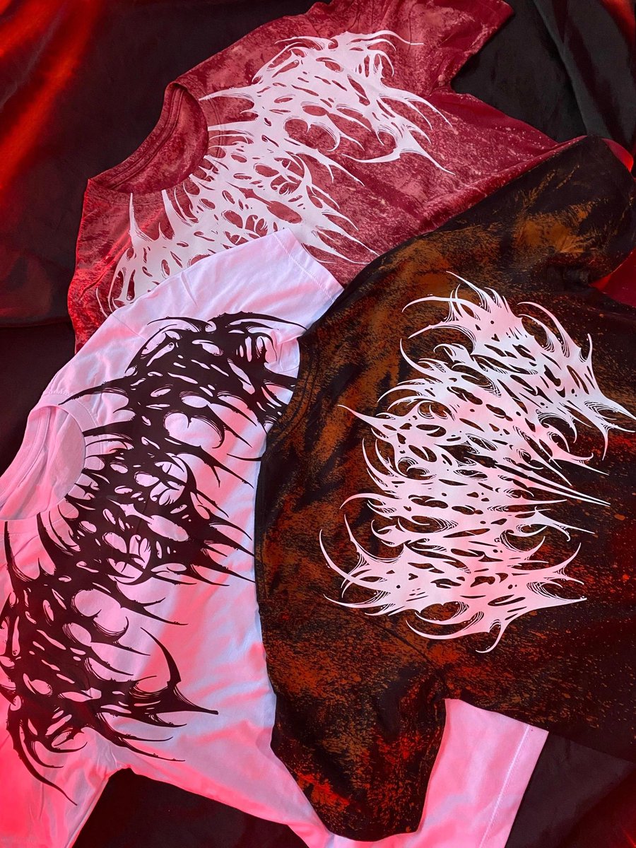 Ey!!! Ya saqué nuevas camisetas, estampadas por ambos lados, intervenidas y hechas con mucho amor🖤 

Ya están disponibles.  XOXO