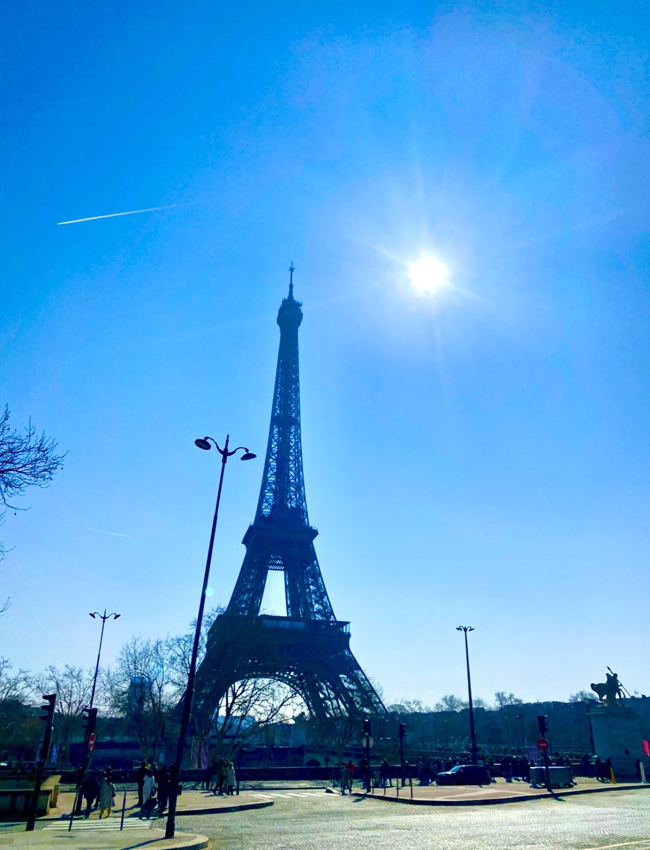 Гэгээн сайхан өглөөний мэндийг
Та бүхэндээ хүргэе ☀️

Парисийн нартай өглөө, эйфелийн цамхаг