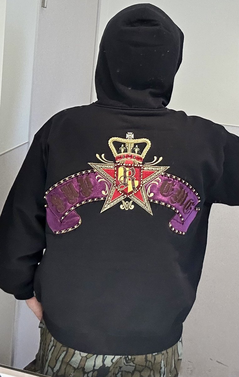 Supreme_X_Gratz's tweet image. やっとweek3のアイテム着れた🥹
めっちゃ背面のギラギラ&amp;amp;装飾凄いです💯💘
#Supreme
#2025SS
#week3