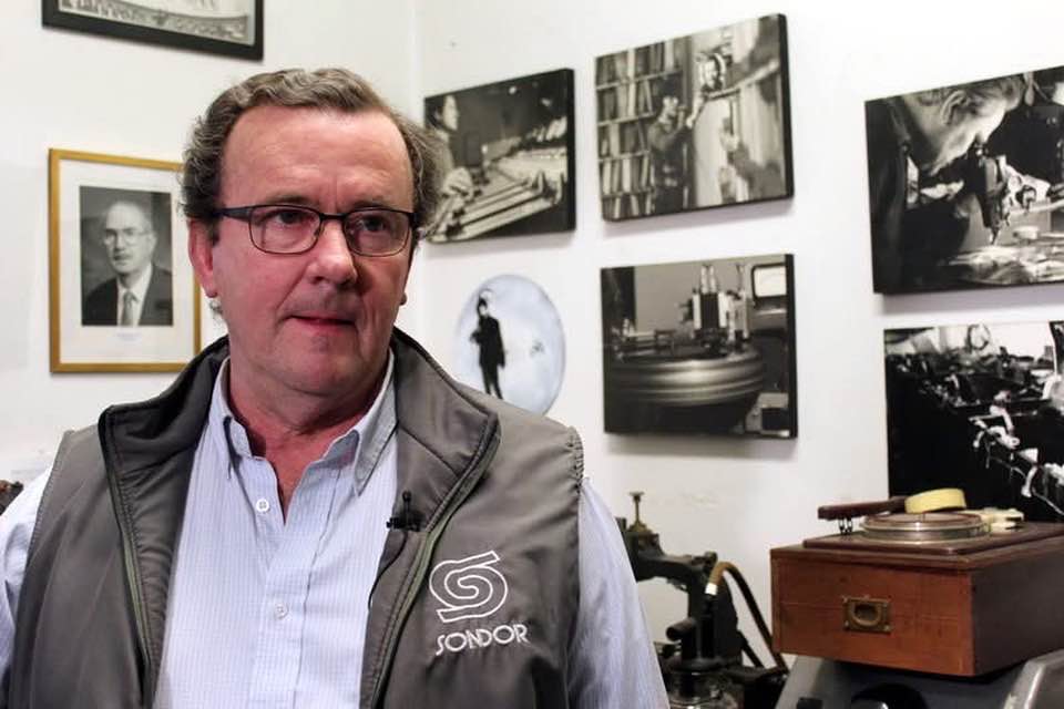 Recién me entero de que hace unos días falleció el ing. Rafael Abal, quien estuvo durante los últimos 30 años al frente del Sello Sondor, el más antiguo en nuestro país. Su pérdida pasó desapercibida en los medios locales, pero su figura merece el reconocimiento. 1/2