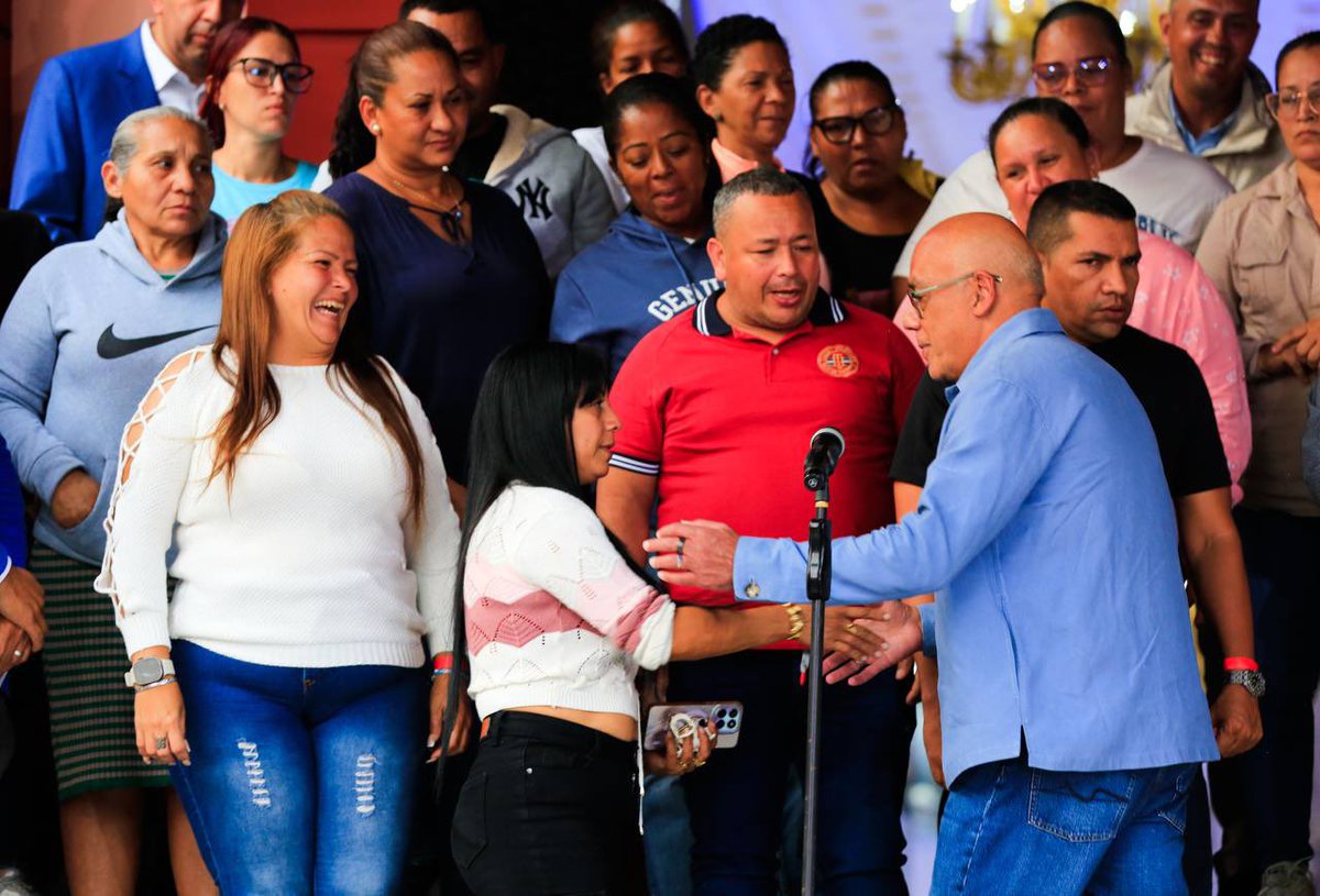 EN FOTOS: Reunión en el Palacio de Miraflores con los familiares de los migrantes secuestrados en El Salvador. El Presidente Nicolás Maduro, reafirmó su compromiso en realizar todos los trámites legales y consulares para repatriar a cada uno de los venezolanos desde los Estados