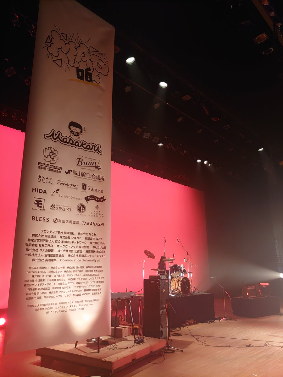 HitsFM765's tweet photo. ナビ井谷です。先日 #MAP06 の司会をさせていただきました。高校生達の熱い思い、仲間を大切にする気持ちに触れてジンとくる��のがありました。写真は本番直前の円陣。青春だぁ。まぶしかった！
お手伝い出来て光栄でした(*'▽')。
今日も ＃HitsSmileWeekDay よろしくお願いします。
＃hitsfm765 https://t.co/w3xqkzL8T9