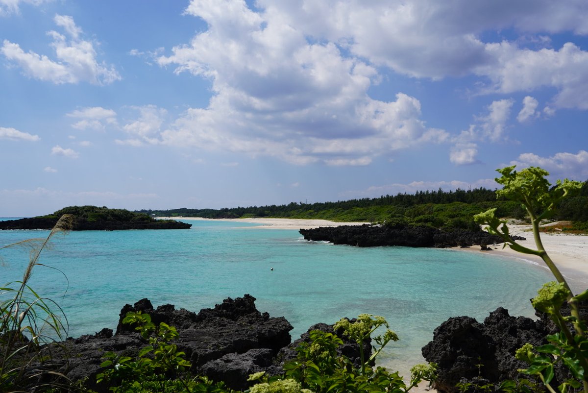 与論島、静けさを求める方に最適です。手前の船倉海岸から、奥の大金久海岸まで続く絶景ビーチ、歩いてる人数人しかいません。ホテル目の前もビーチで、波の音しかしない。
