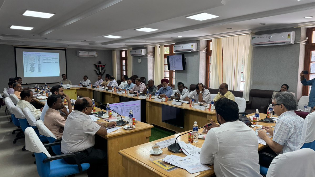 DRMPalghat's tweet photo. The 165th meeting of the Divisional Rail Users Consultative Committee (DRUCC) of Palakkad Division was held at DRM Office, Palakkad.  The meeting was chaired by DRM/PGT Arun Kumar Chaturvedi.
#IndianRailways
#SouthernRailway
#DRUCC
#Palakkad 
#RailUsers https://t.co/5dLcqjARM8